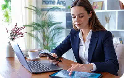 Empreendedora gerenciando a franquia pelo celular e tablet